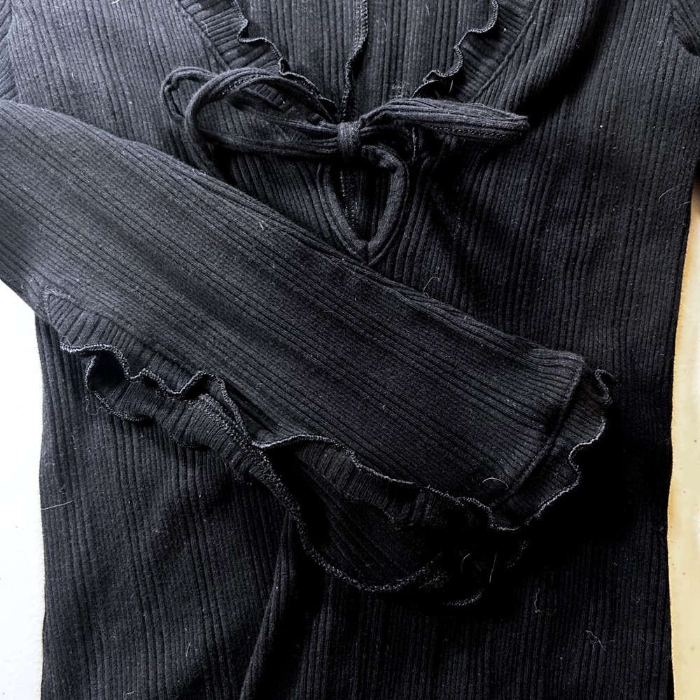 Intimately Free People Black Ribbed V-Neck Tie Front Lettuce Split Cuff Top XS - Picture 4 of 8